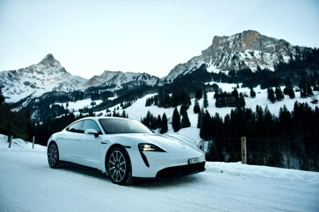 Porsche Taycan sur la route