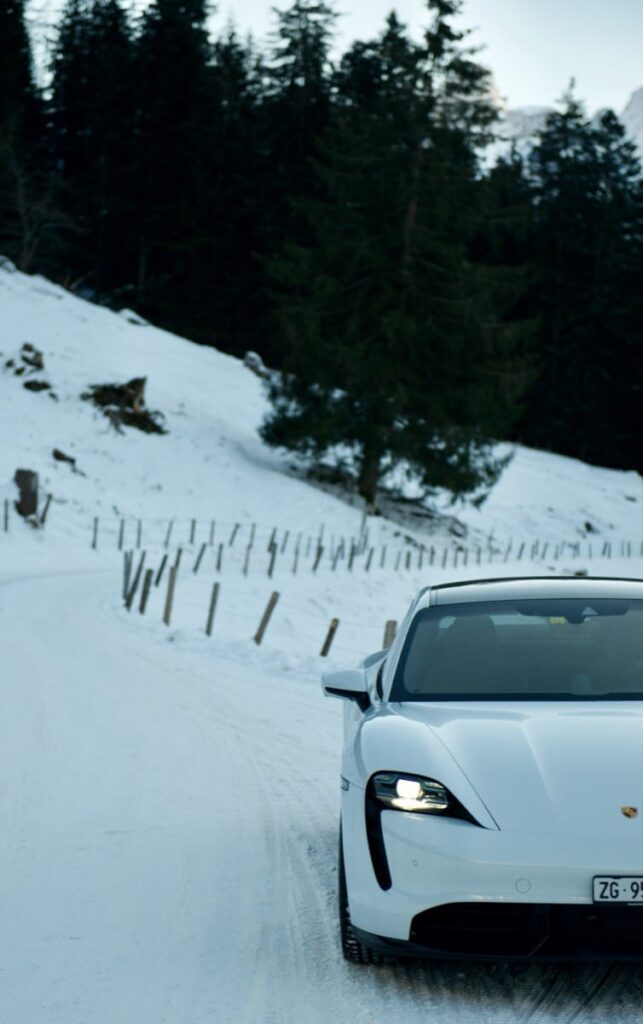 Photo du Porsche Taycan sur route d'hiver en montagne