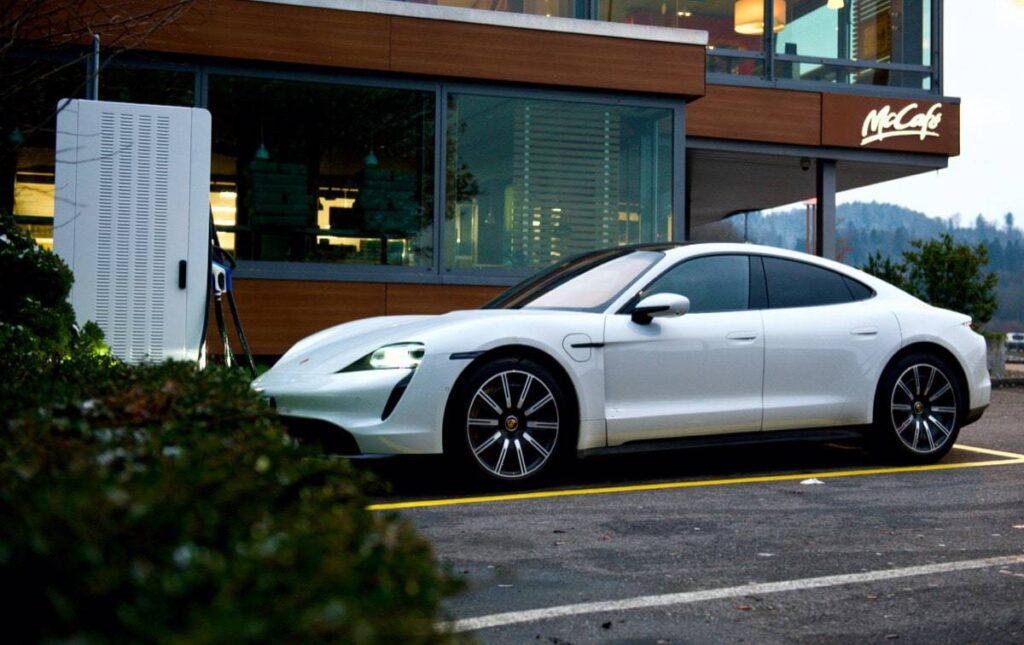 Porsche Taycan garé sur une place de parking