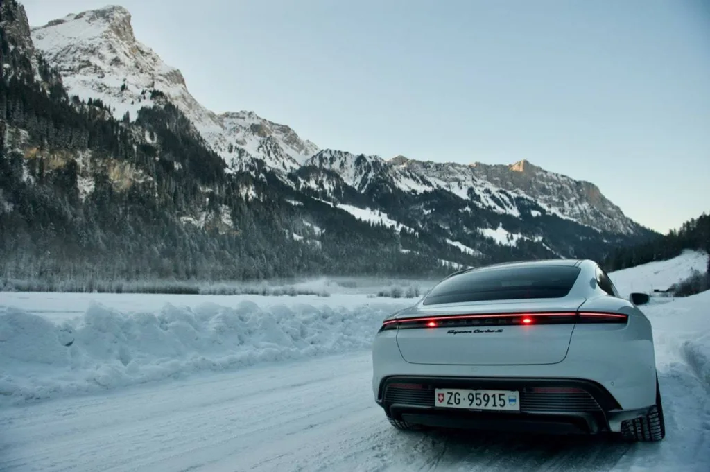 Photo du Porsche Taycan sur la route