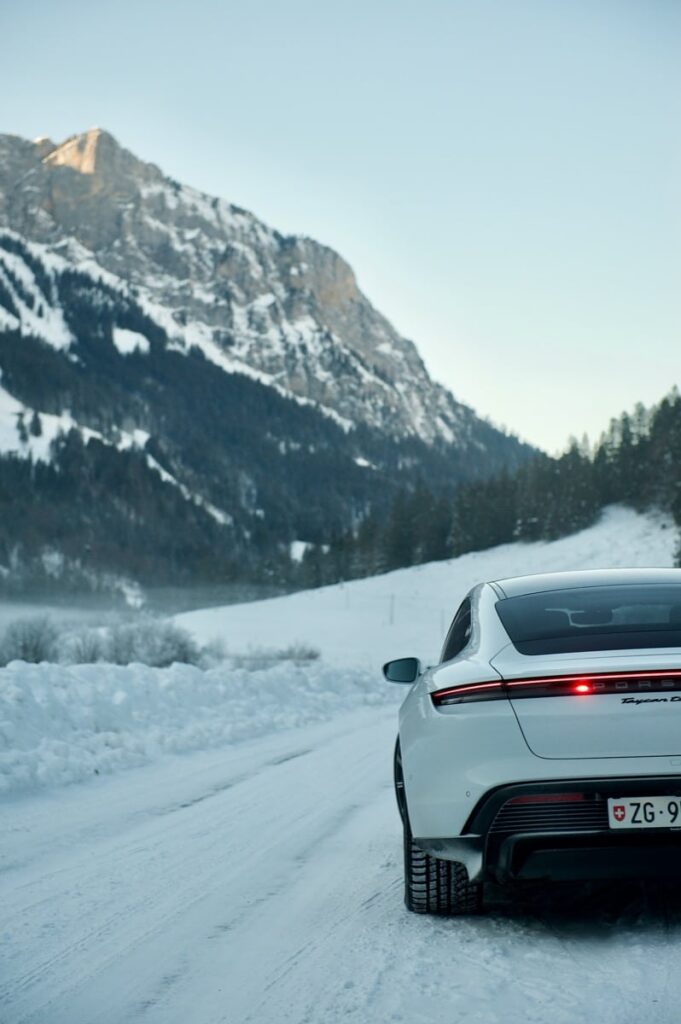Photo du Porsche Taycan sur route d'hiver en montagne