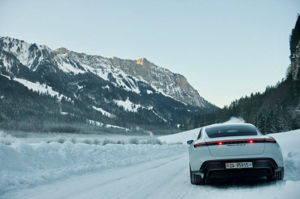 Photo du Porsche Taycan sur route d'hiver en montagne