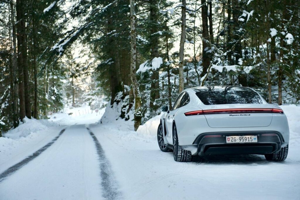 Photo du Porsche Taycan sur route d'hiver en montagne