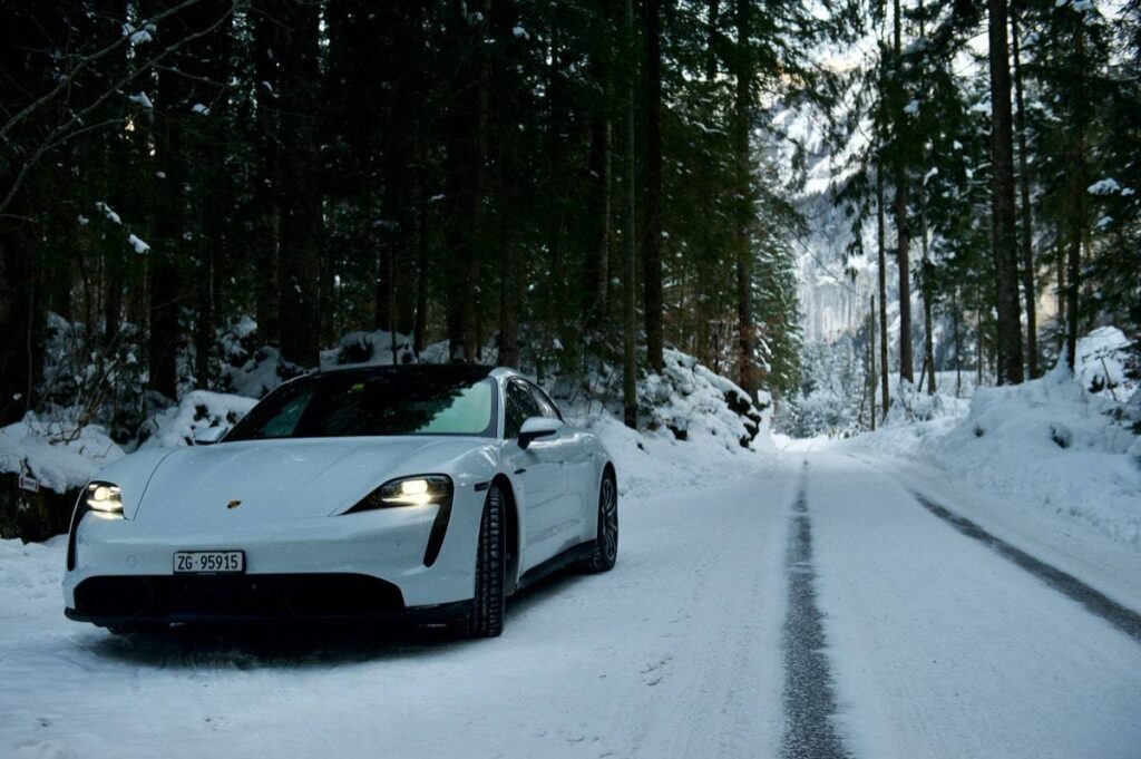 Photo du Porsche Taycan sur route d'hiver en montagne