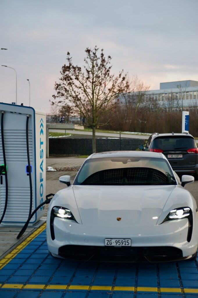 Photo du Porsche Taycan effectuant sa recharge sur une borne rapide