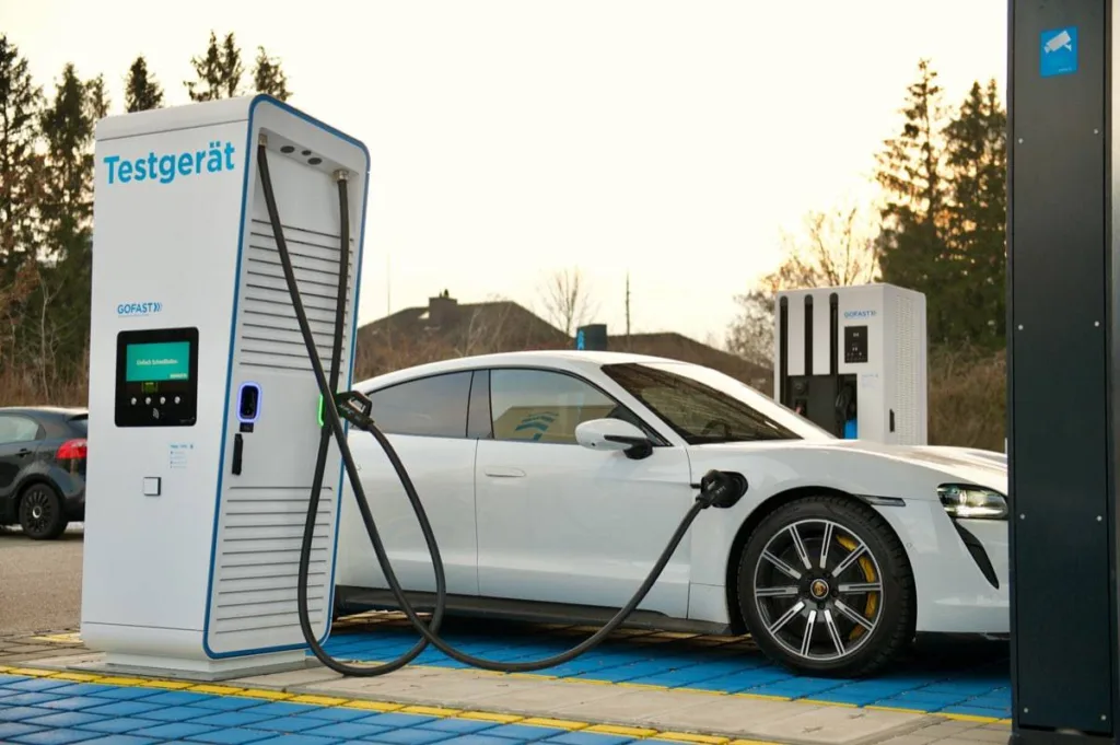 Photo du Porsche Taycan effectuant sa recharge sur une borne rapide