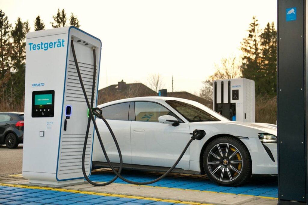 Photo du Porsche Taycan effectuant sa recharge sur une borne rapide