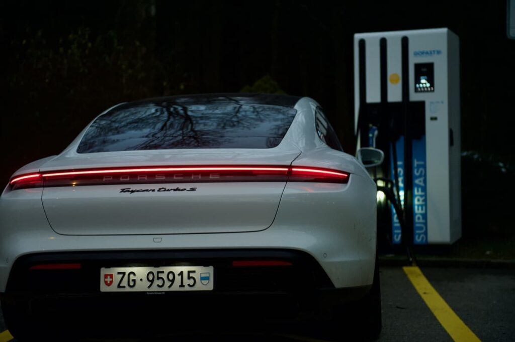 Photo du Porsche Taycan effectuant sa recharge sur une borne rapide