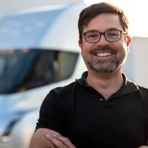 Jerome Guillen, devant un Tesla Semi
