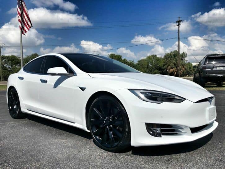 Photo de la Tesla Model S, de couleur blanche