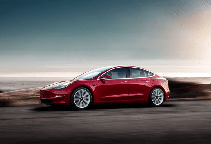 Photo commerciale de la Tesla Model 3, sur la route