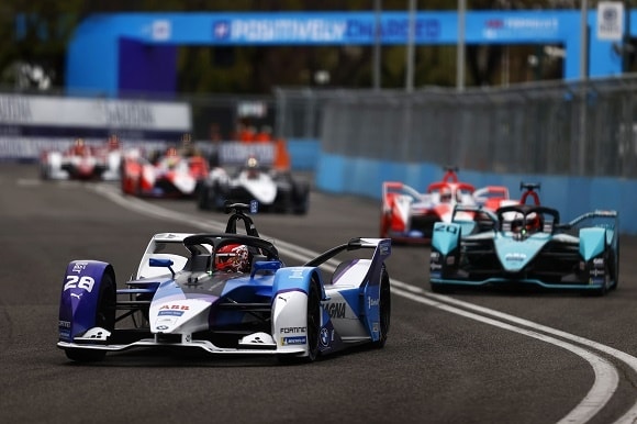 Maximilian Guenther (DEU), BMW I Andretti Motorsports, BMW iFE.21, leads Mitch Evans (NZL), Jaguar Racing, Jaguar I-Type 5