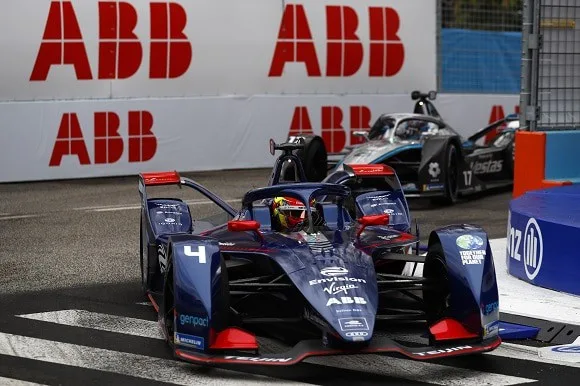 Formule E Robin Frijns (NLD), Envision Virgin Racing, Audi e-tron FE07, leads Nyck de Vries (NLD), Mercedes Benz EQ, EQ Silver Arrow 02