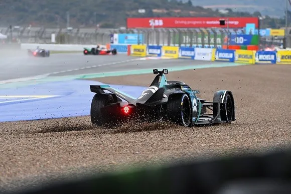 Tom Blomqvist (GBR), NIO 333, NIO 333 001, goes through the gravel