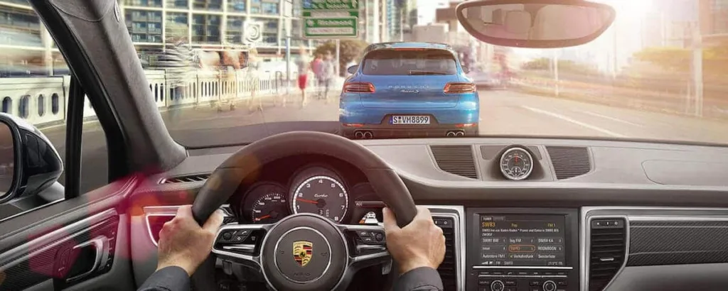Porsche Active Safe System aide à maintenir les distances de sécurité sur la route.