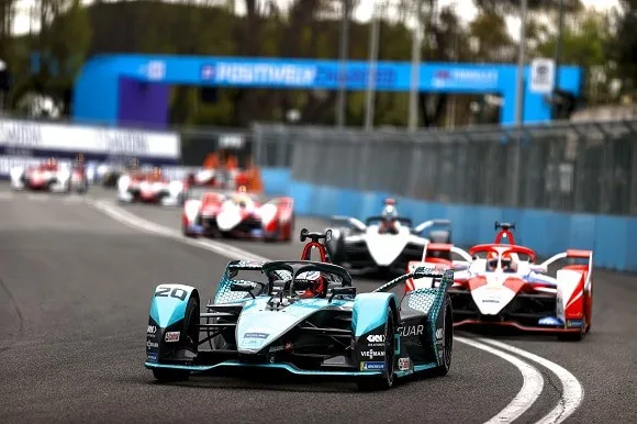 Mitch Evans (NZL), Jaguar Racing, Jaguar I-Type 5, leads Alex Lynn (GBR), Mahindra Racing, 