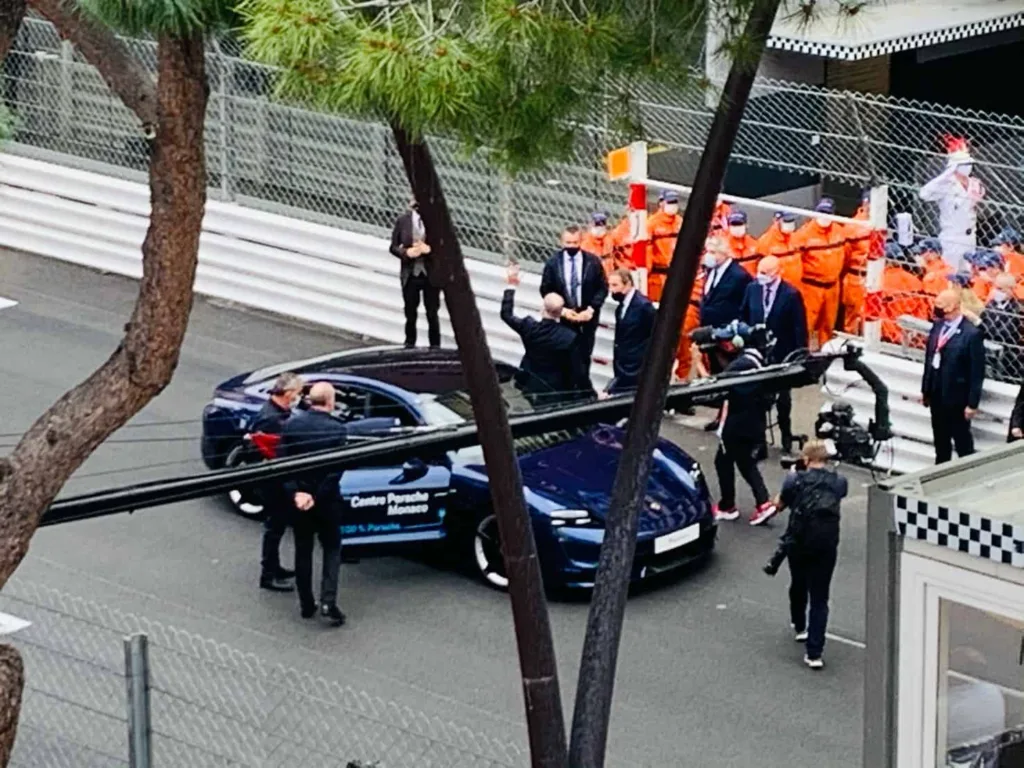 Arrivée du Prince Albert II de Monaco au volant de la Porsche Taycan