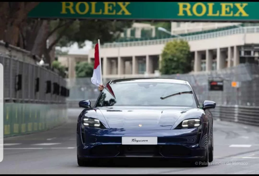 Photo de la Porsche Taycan sur le circuit