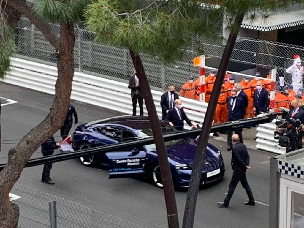 Arrivée du Prince Albert II de Monaco au volant de la Porsche Taycan