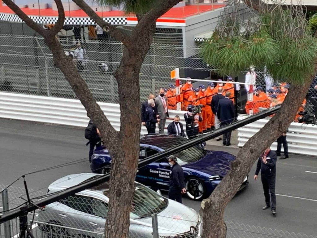 Arrivée du Prince Albert II de Monaco au volant de la Porsche Taycan