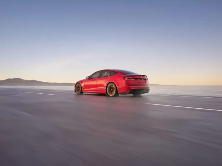 Tesla Model S Plaid: Nouvelles photos de l&rsquo;intérieur et extérieur
