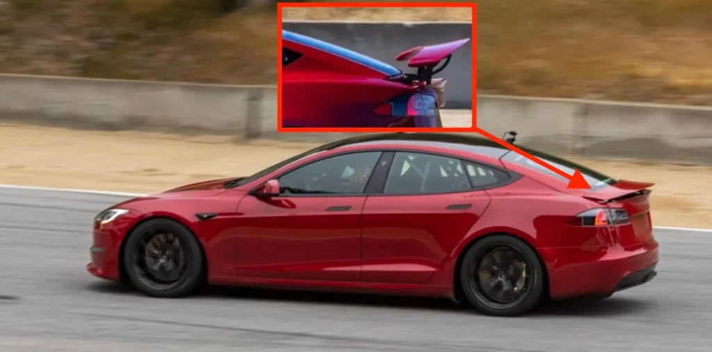 Photo de la Tesla Model S plaid avec agrandissement sur l'aileron arrière retractable
