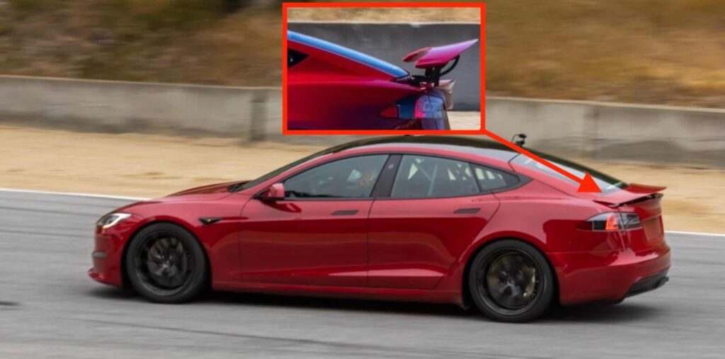 Photo de la Tesla Model S plaid avec agrandissement sur l'aileron arrière retractable