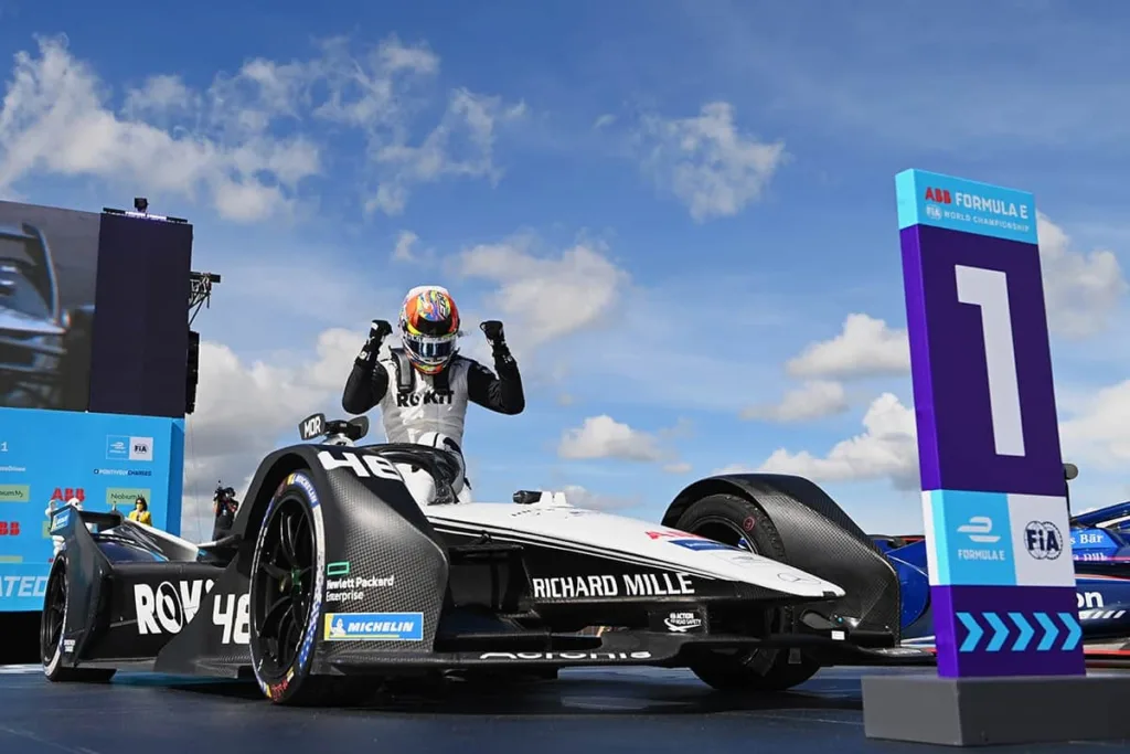 Formula E Puebla : Le vainqueur et sa voiture, en plein triomphe
