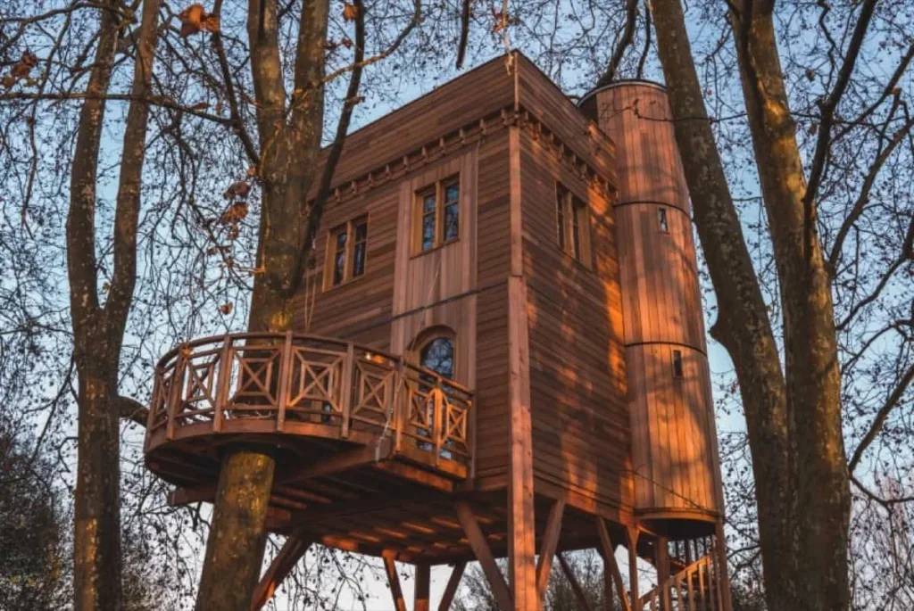 Cabane de l'émotion dans les arbres