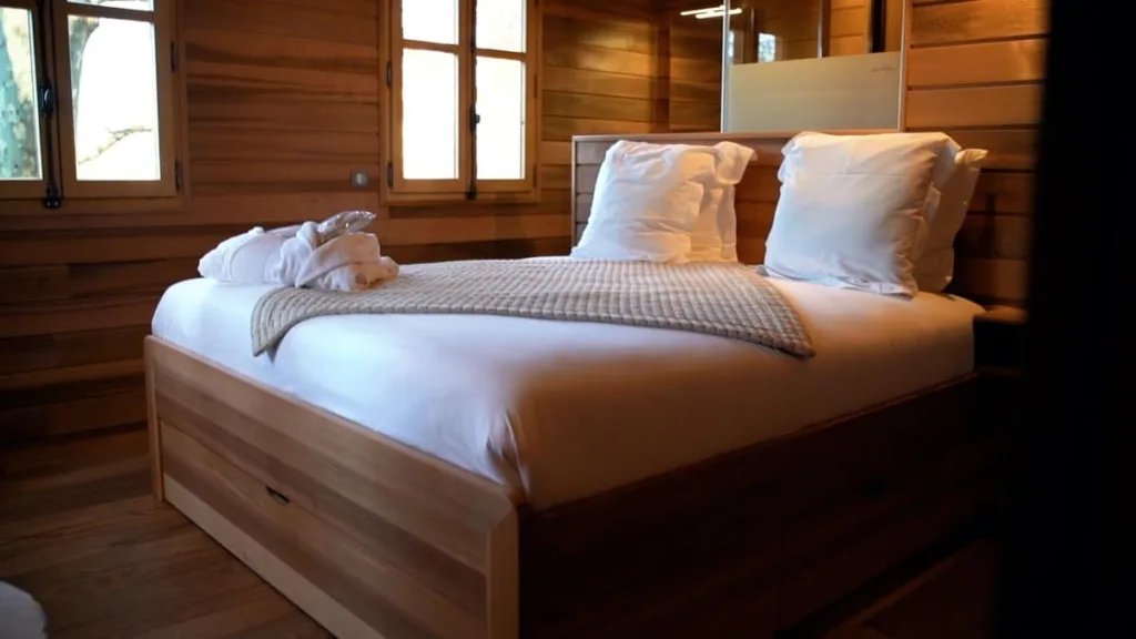 Chambre de la cabane dans les arbres