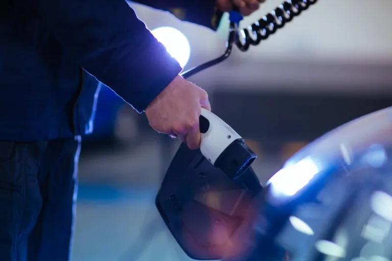 Véhicule électrique : les coûts, les prix, les aides