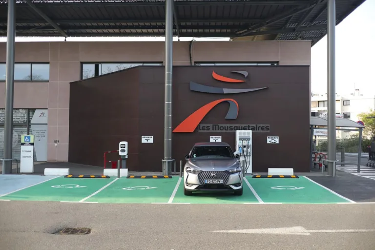 Grandes surfaces : demandez un devis pour installer des bornes de recharge