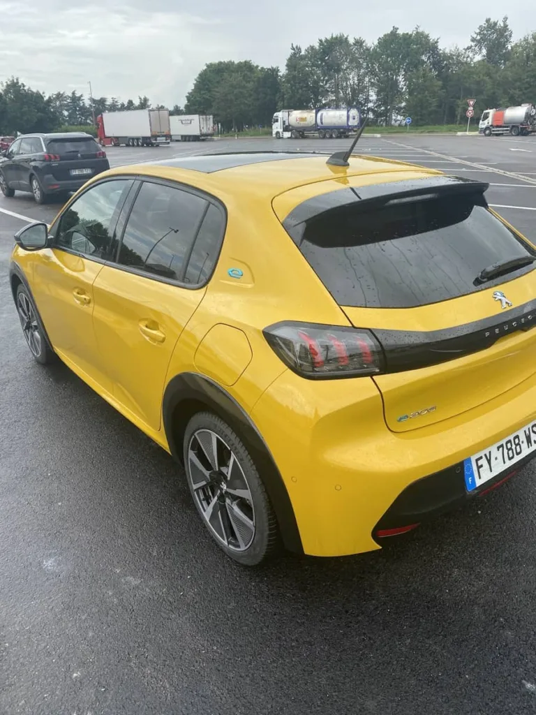 « 11h pour faire 400km en Peugeot E-208 », l&rsquo;expérience d&rsquo;un propriétaire déçu