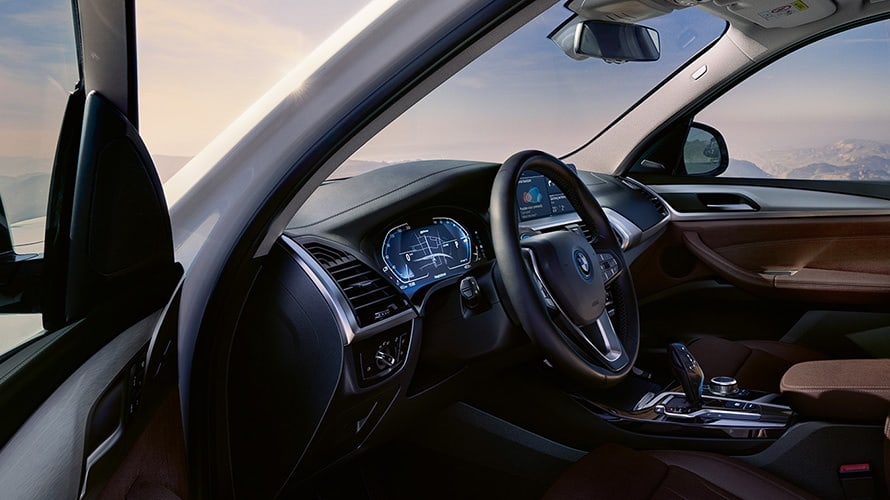 BMW iX3 : vue de l'intérieur, place du conducteur, volant et système de conduite.