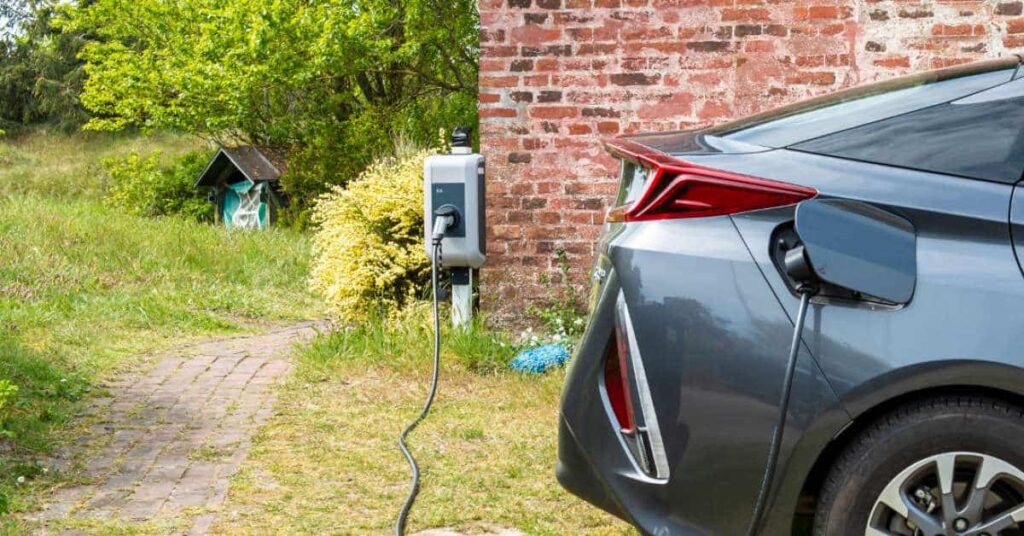 Voiture effectuant sa recharge sur une borne à domicile