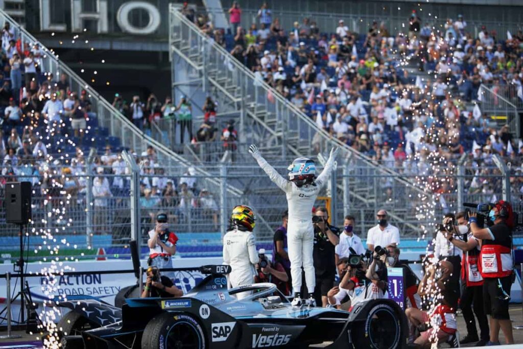 Nyck de Vries, debout sur sa Mercedes Benz-EQ, fête le titre de champion de Formule E obtenu par la marque, à l'issue de la saison 8.