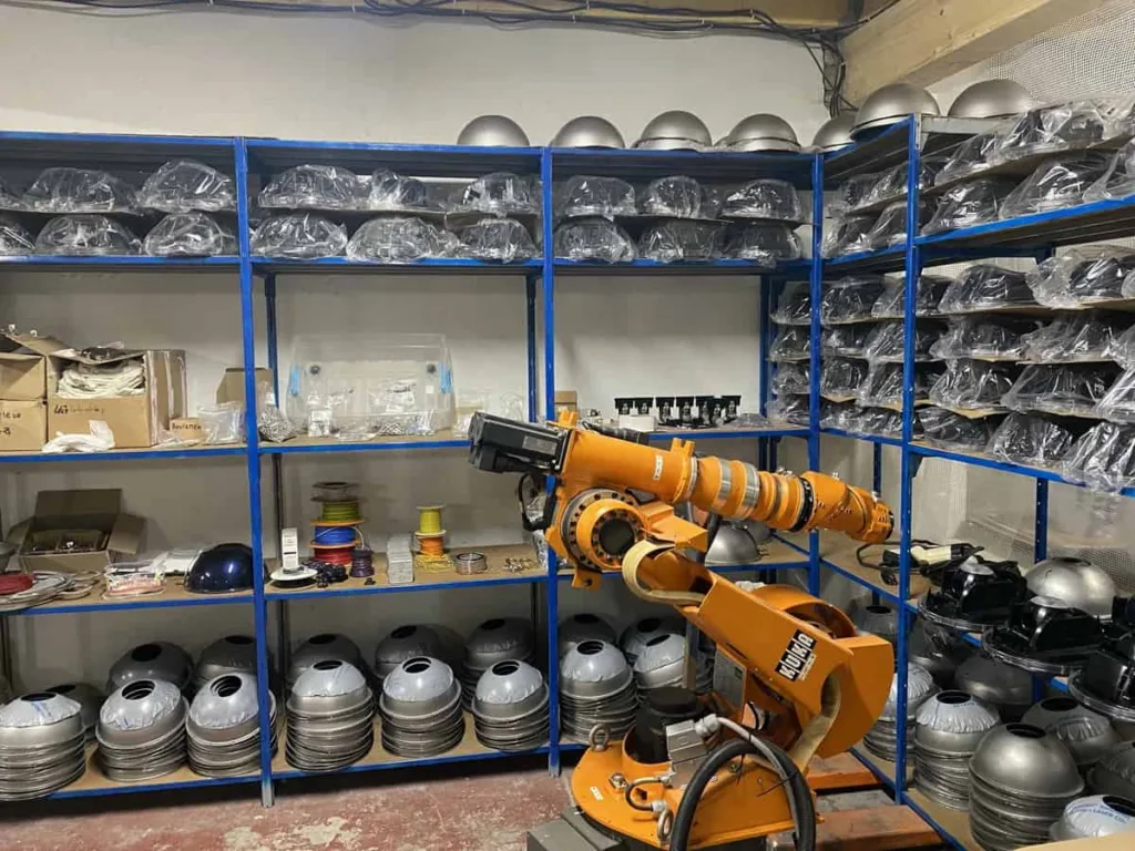 Photo de l'entrepôt de la société WattPark, avec les habillages de borne en attente pour de futures installations