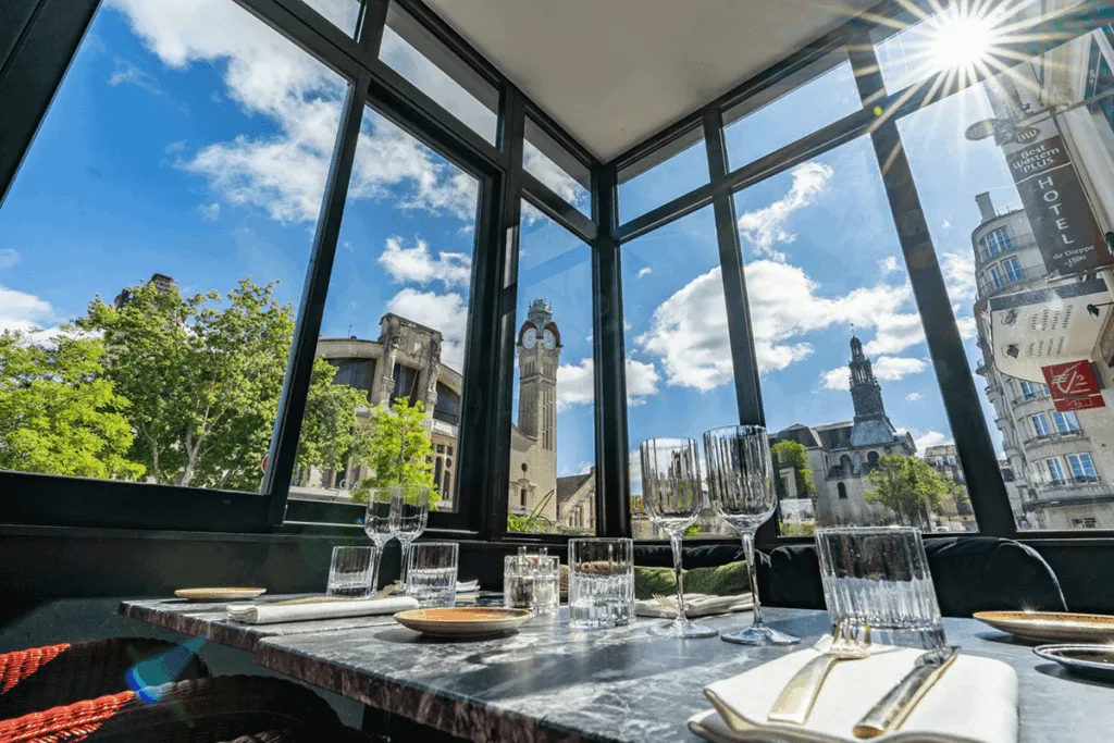 Hôtel de Dieppe : vue ensoleillée de la gare de Rouen depuis une des tables du Café Brasserie Victor.