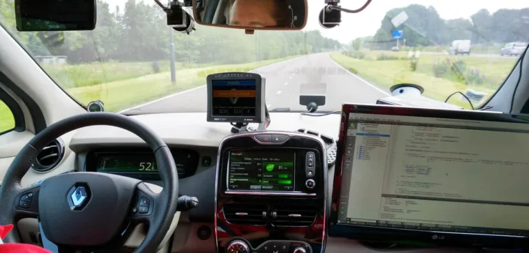 Vue intérieure d'un véhicule autonome en cours de test