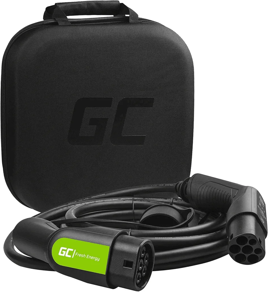 Câble de recharge type 2, de la marque Green Cell, avec son étui de rangement. Compatible avec Tesla Model S / 3 / X/Y, ID.3, i3, Leaf, Zoe, I-Pace, E-Tron. Incontestablement un des produits indispensables à ranger dans le coffre de son véhicule.