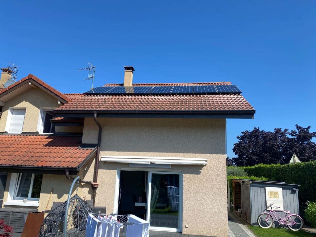 Photo de panneaux photovoltaïques installés sur un toit