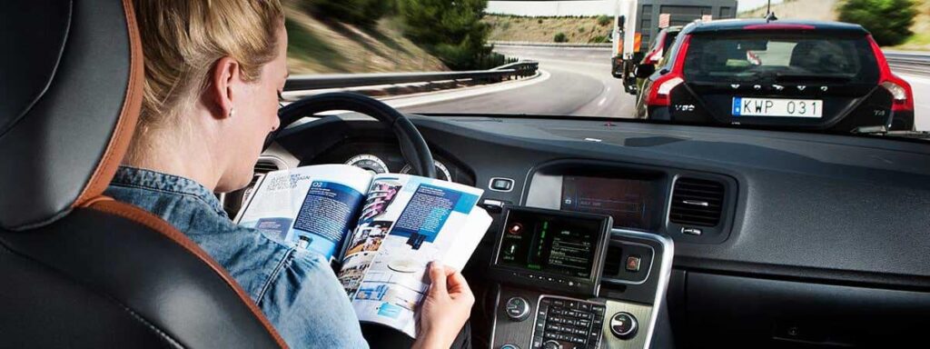 Vue intérieure d'une voiture autonome en pleine action, permettant à sa conductrice de lire pendant le trajet