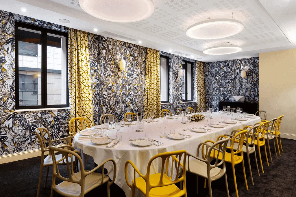 Hôtel de Dieppe : vue sur un des deux salons, avec sa table de réception pouvant accueillir plus de quinze personnes confortablement.