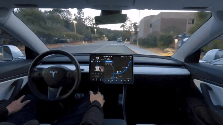 Une Tesla se gare de façon autonome dans un parking