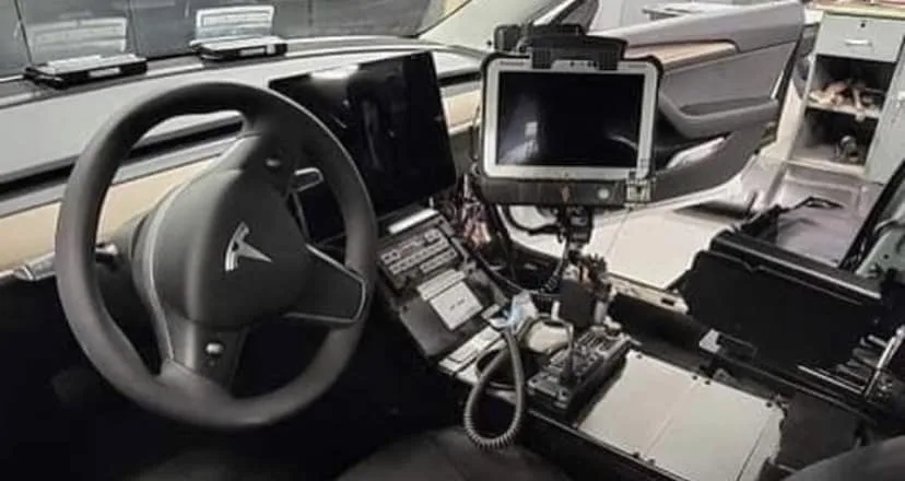 Tableau de bord d'un véhicule Tesla du NYPD