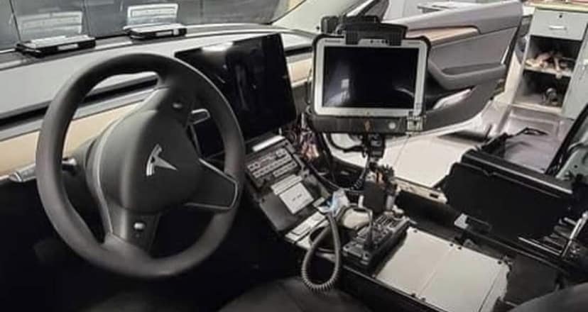 Tableau de bord d'un véhicule Tesla du NYPD