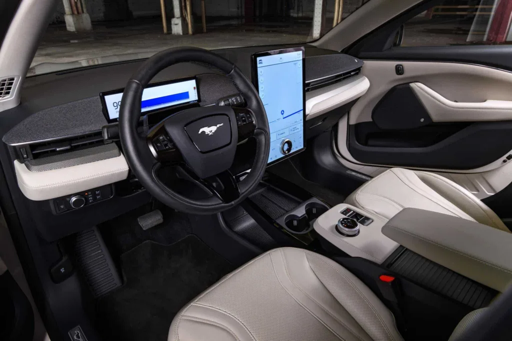 Visuel du volant et du tableau de bord du Ford Mach-E