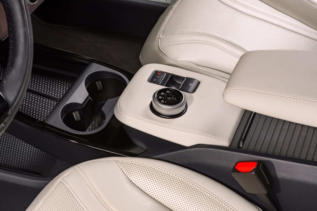 Photo : Détail du poste de pilotage avec le sélecteur central