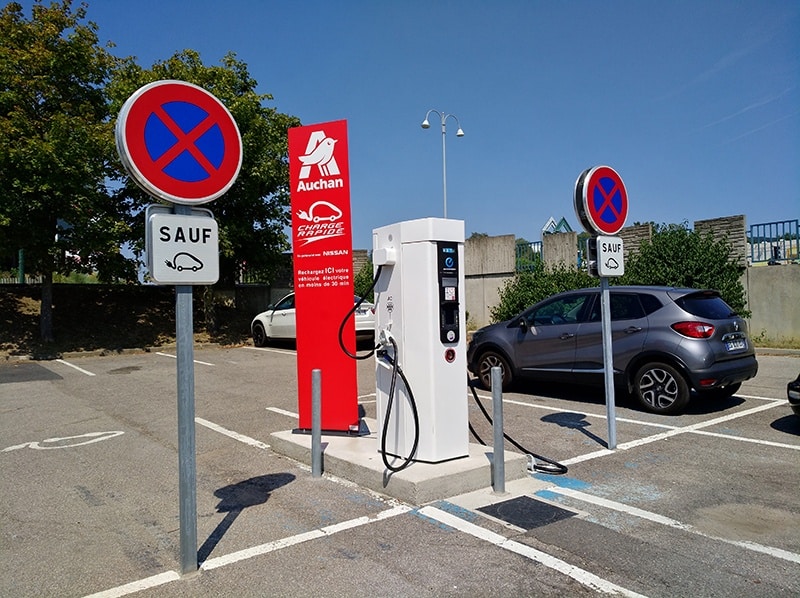Parking de grande surface : Auchan Lyon, avec borne de recharge