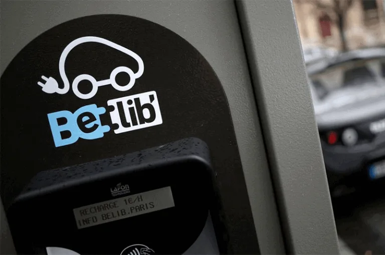 Liste des stations Belib avec statut de disponibilité